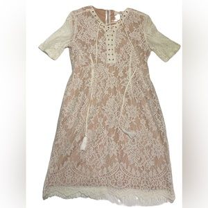 NWT Embroidery Lace White and Nude Short 👗